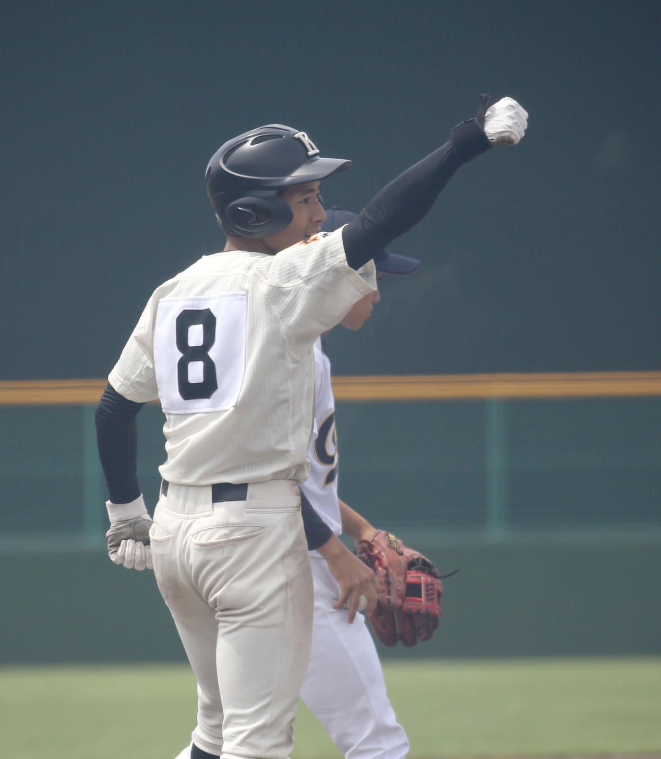 北海道大谷室蘭対駒大苫小牧　6回裏駒大苫小牧2死二塁、荒木は勝ち越しとなる適時三塁打を放ちガッツポーズをする（撮影・佐藤翔太）