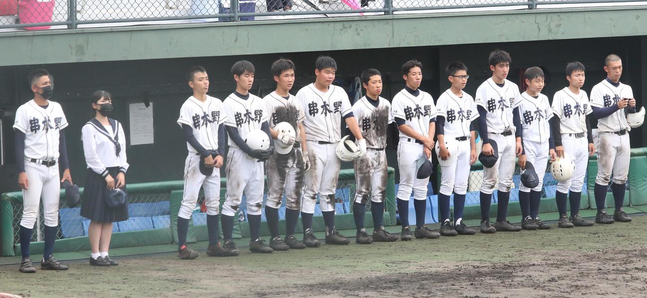 串木野対加治木工　1－7で敗れベンチ前に並ぶ串木野の選手たち（撮影・菊川光一）＝2021年7月3日・平和リース球場