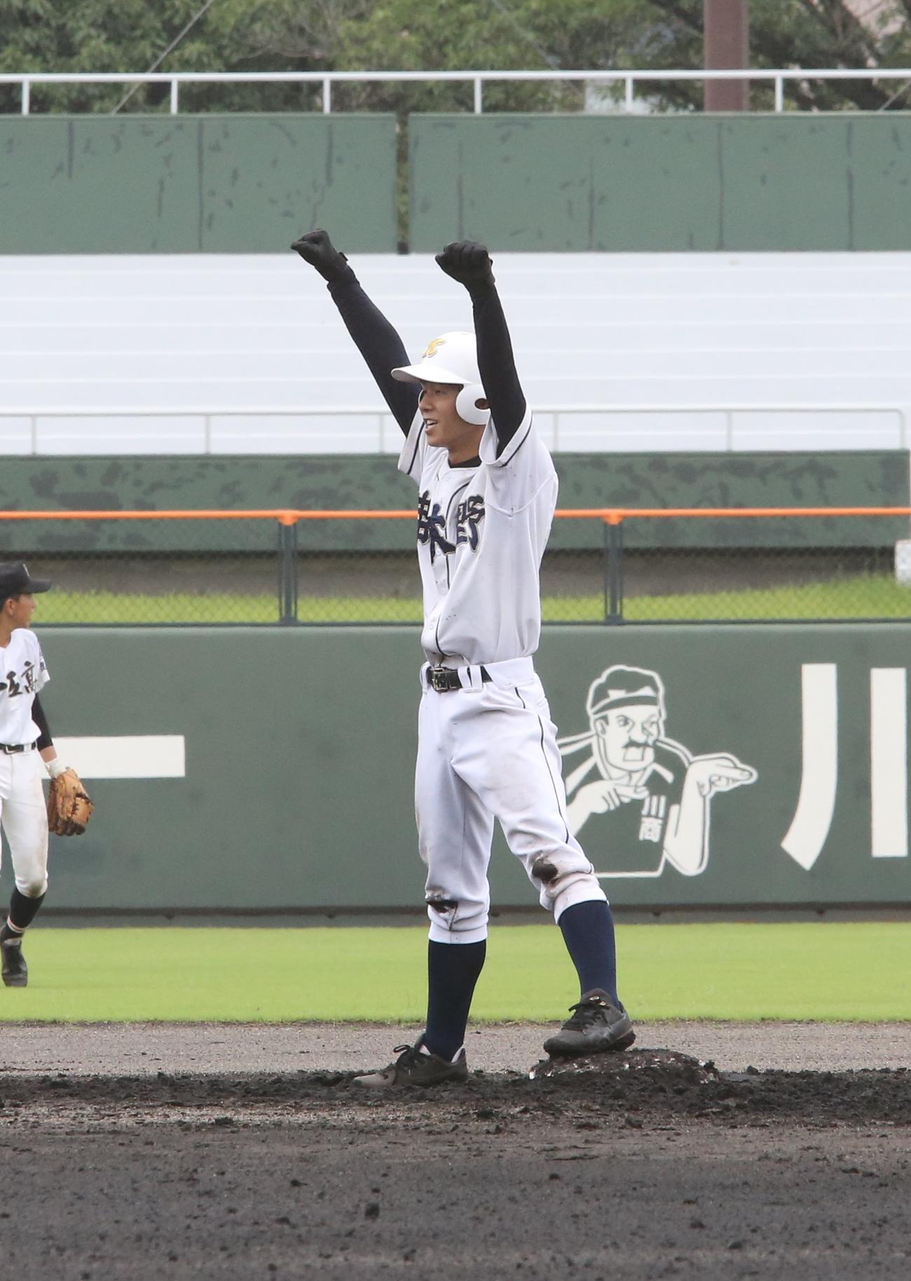 串木野対加治木工　4回表串木野2死一塁、左越え適時二塁打を放ちガッツポーズする石原雅紳内野手（撮影・菊川光一）＝2021年7月3日・平和リース球場