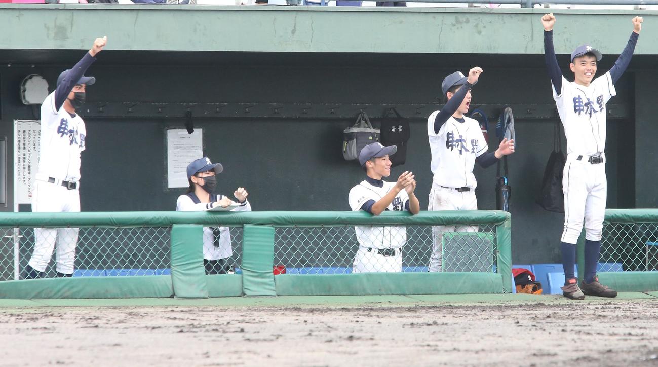 串木野対加治木工　4回表串木野2死一塁、適時二塁打を喜ぶ選手たち（撮影・菊川光一）＝2021年7月3日・平和リース球場
