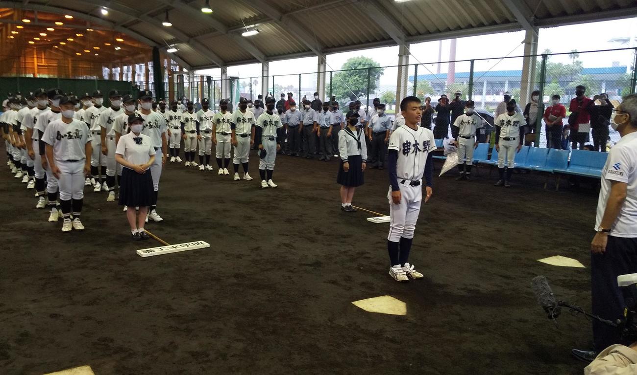 鹿児島大会の開始式で選手宣誓する串木野の上新遼太郎主将（撮影・菊川光一）＝2021年7月3日・平和リース球場