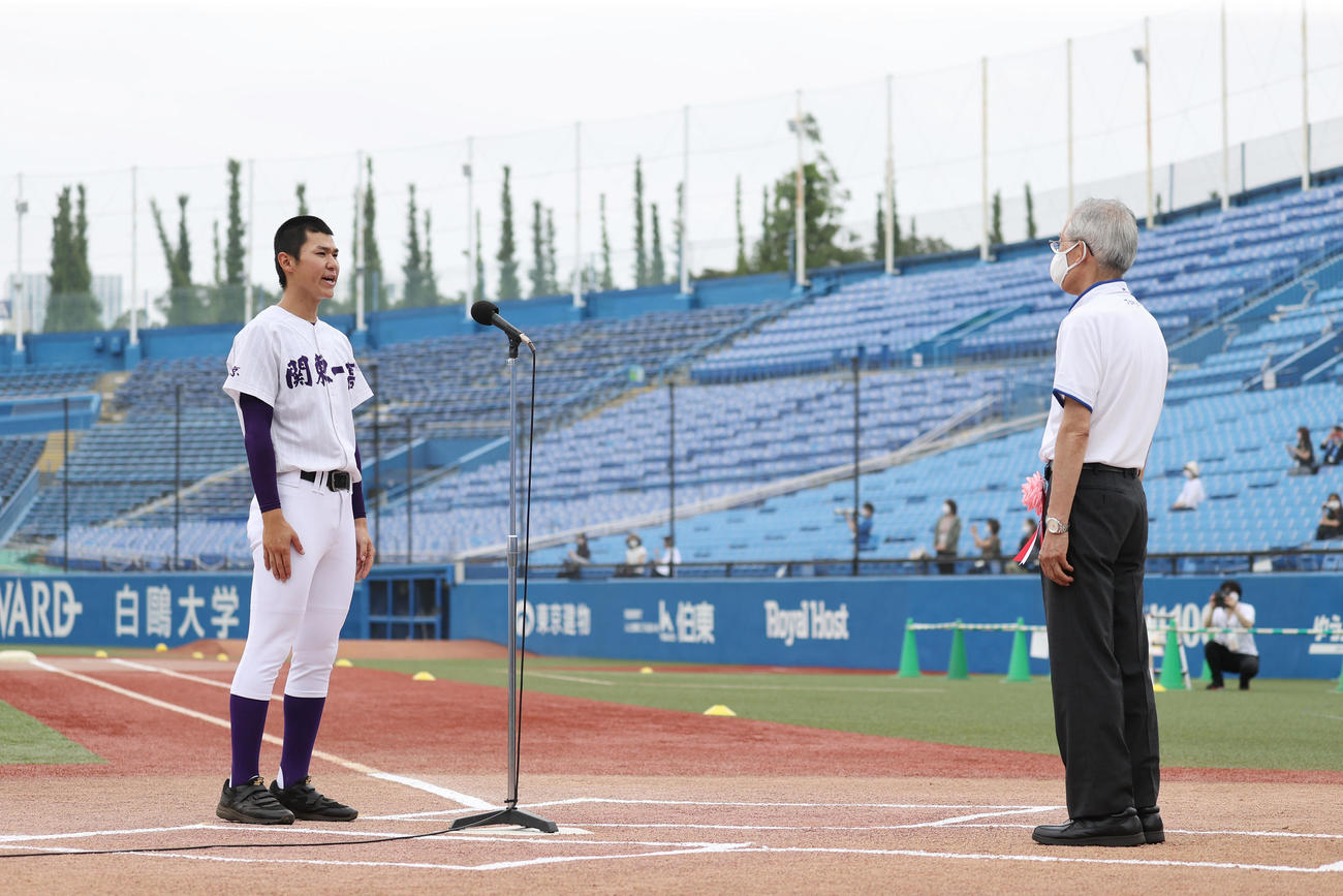 全国高校野球選手権東・西東京大会開会式で選手宣誓する関東第一・楠原（左）（撮影・垰建太）
