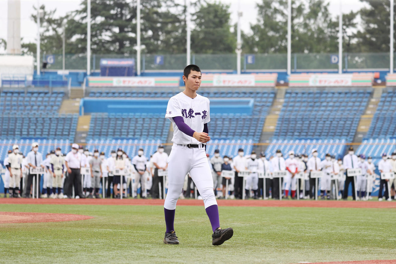 全国高校野球選手権東・西東京大会開会式で選手宣誓に向かう関東第一・楠原（撮影・垰建太）