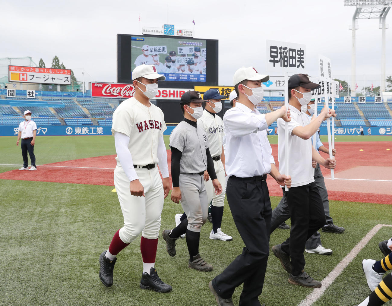 全国高校野球選手権東・西東京大会開会式で入場行進する早実・清宮（左）ら選手たち（撮影・垰建太）