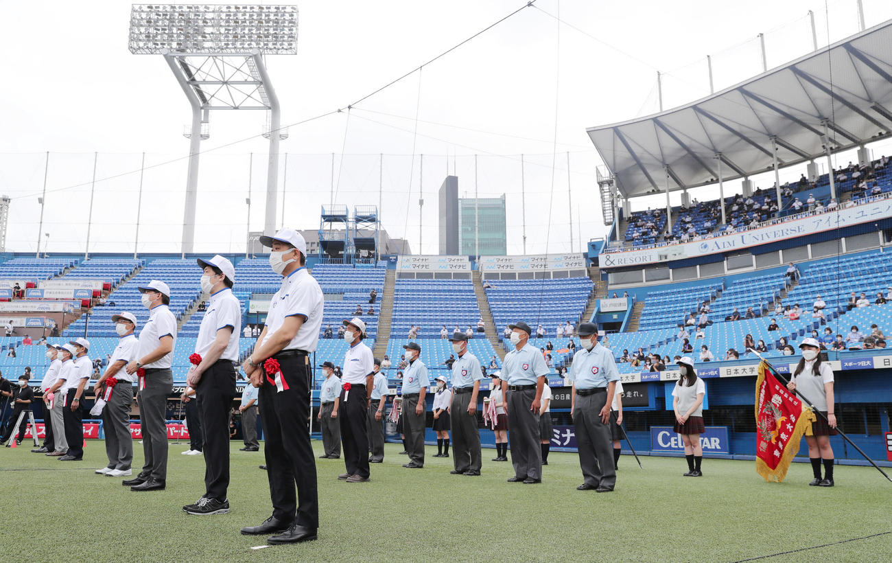 全国高校野球選手権東・西東京大会開会式でマスクを着けて参加する関係者たち（撮影・垰建太）