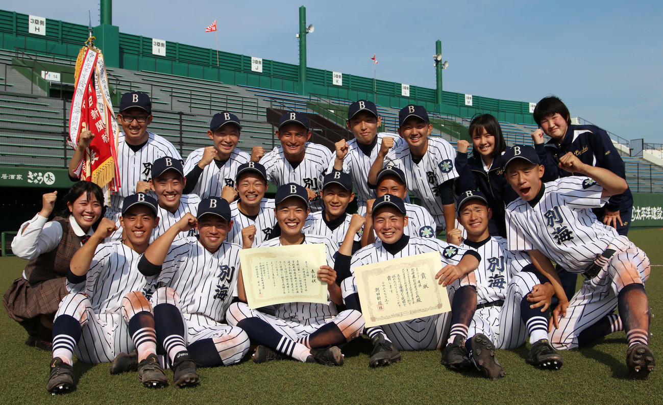 北北海道大会出場を決め喜ぶ別海の選手たち（撮影・山崎純一）