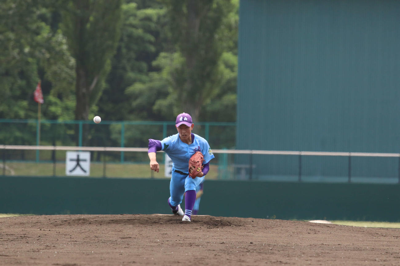 滝川西対岩見沢農　１失点完投で勝利を呼び込んだ滝川西の坪田（撮影・小林憲治）