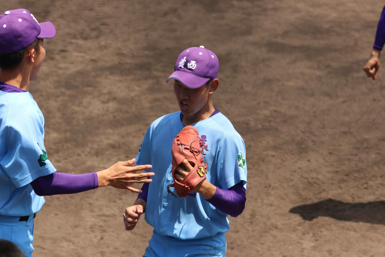 滝川西対岩見沢農　7回裏2死満塁をしのぎ、ガッツポーズでベンチに戻る滝川西の坪田（撮影・小林憲治）