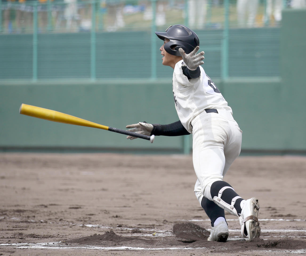 北海道大谷室蘭対駒大苫小牧　6回裏駒大苫小牧2死二塁、荒木は勝ち越しとなる適時三塁打を放つ（撮影・佐藤翔太）