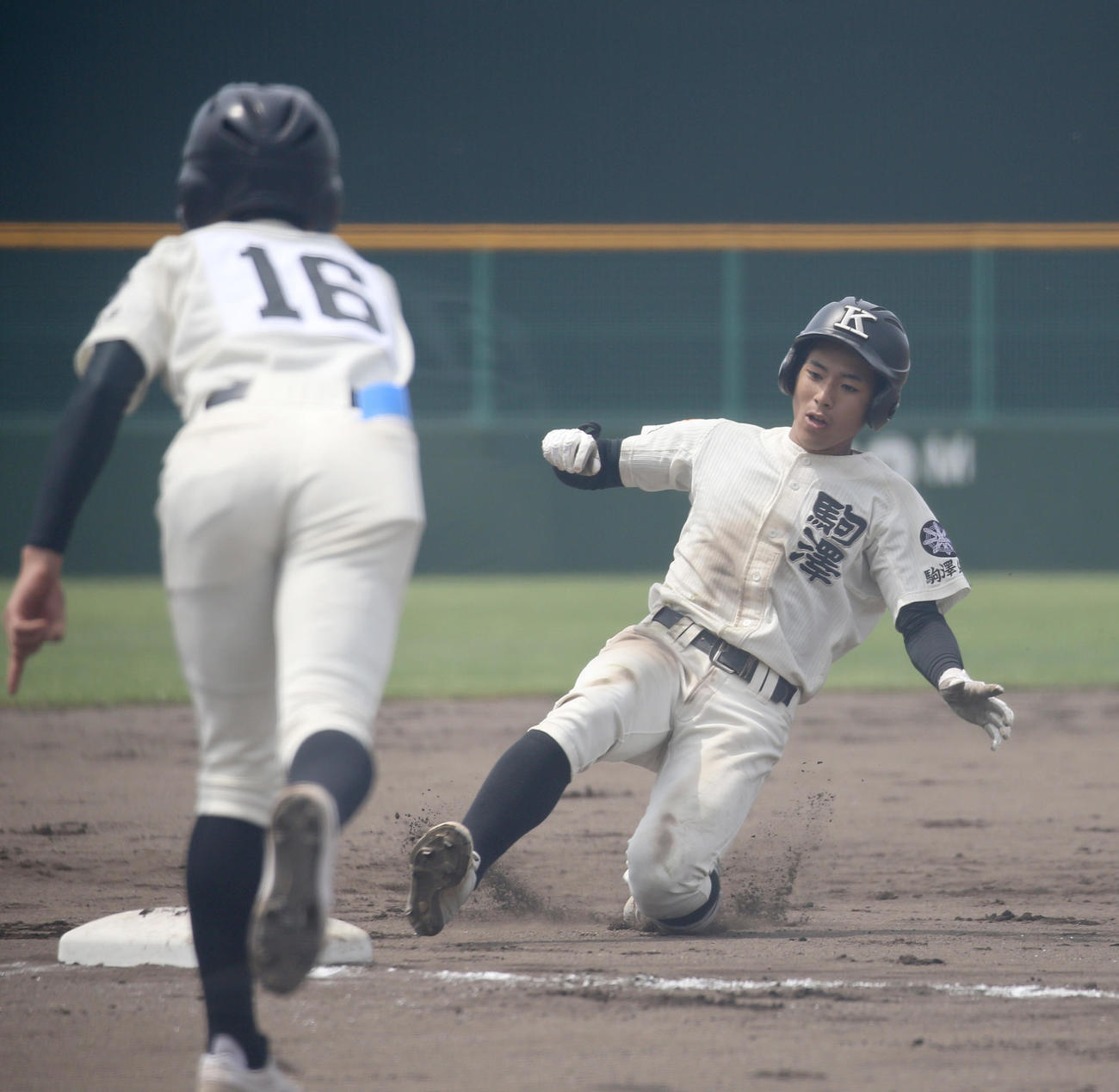 北海道大谷室蘭対駒大苫小牧　6回裏駒大苫小牧2死二塁、荒木は勝ち越しとなる適時三塁打を放つ（撮影・佐藤翔太）