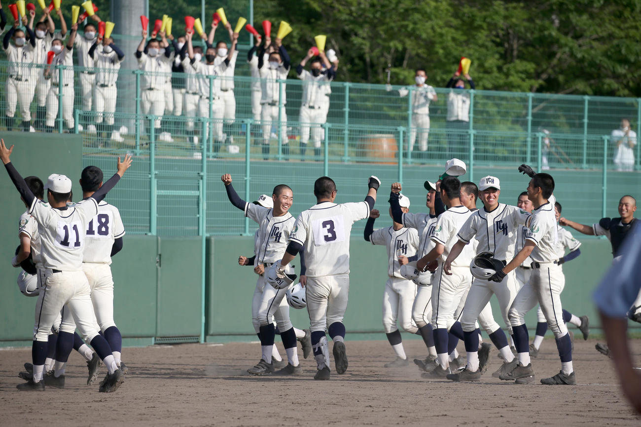 苫小牧東対苫小牧中央　南北海道大会への出場を決め歓喜する苫小牧中央ナイン（撮影・佐藤翔太）