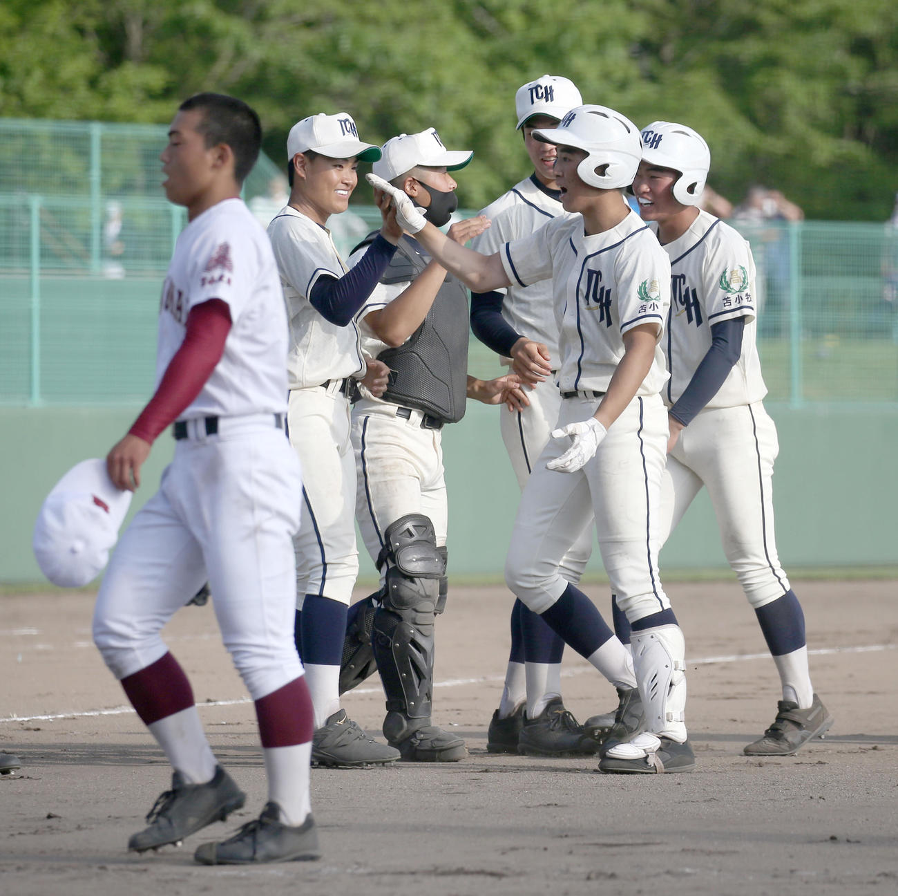 苫小牧東対苫小牧中央　タイブレーク延長13回裏苫小牧中央無死満塁、サヨナラ打を放った三浦（右から2人目）はチームメートに出迎えられる（撮影・佐藤翔太）