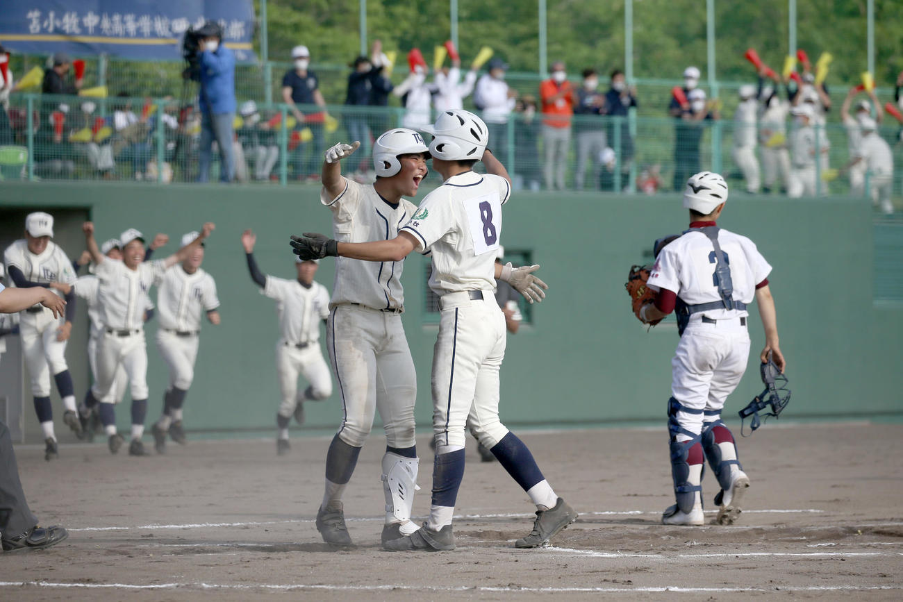 苫小牧東対苫小牧中央　タイブレーク延長13回裏苫小牧中央無死満塁、三浦のサヨナラ打で勝利し歓喜する苫小牧中央ナイン（撮影・佐藤翔太）