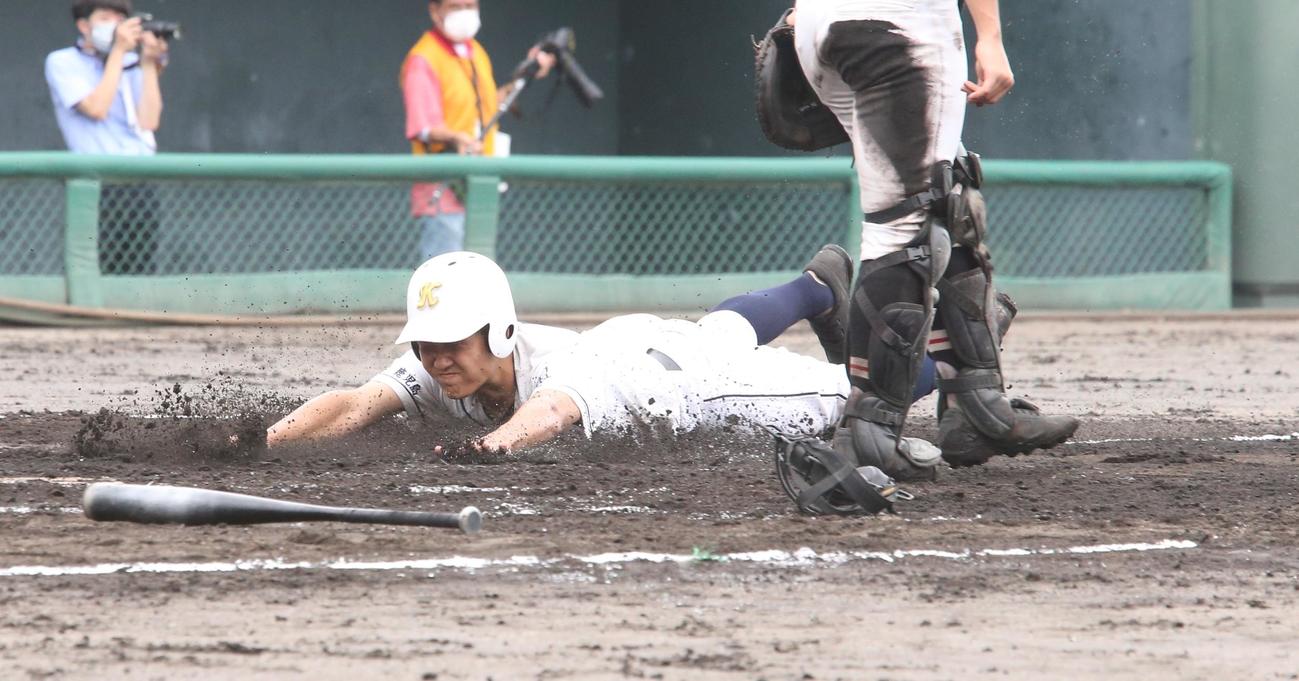 串木野対加治木工　4回表串木野2死一塁、服部遊馬は石原雅紳の適時二塁打で生還する（撮影・菊川光一）