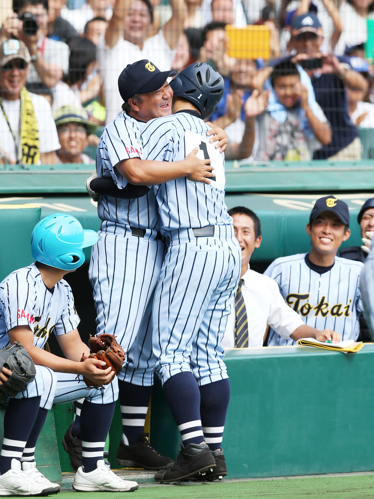 東海大相模対仙台育英　9回、決勝のソロ本塁打を放った小笠原（右）を抱きしめる門馬監督（2015年8月20日）