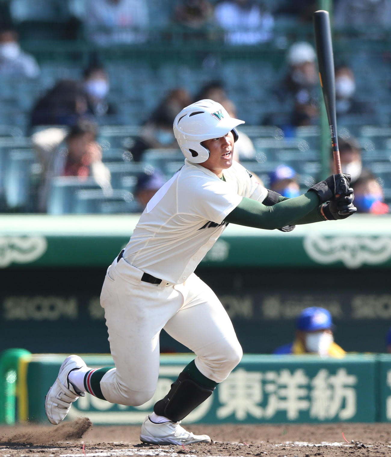 センバツの県岐阜商戦で松川は安打を放つ（21年3月撮影）