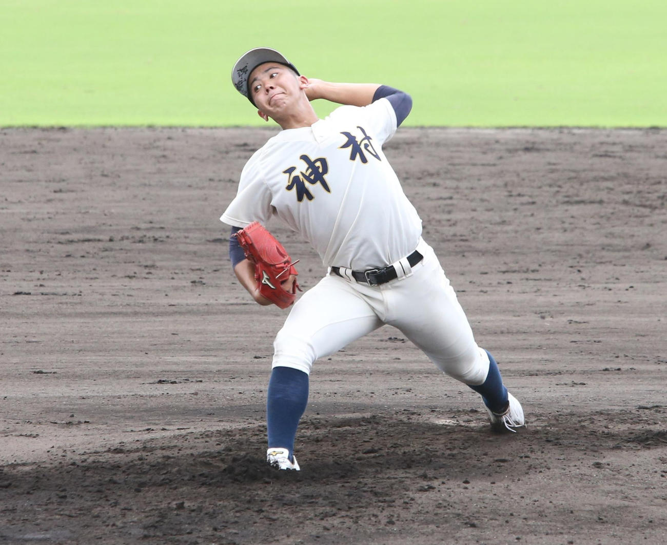 力投する神村学園のエース左腕・泰勝利（撮影・菊川光一）