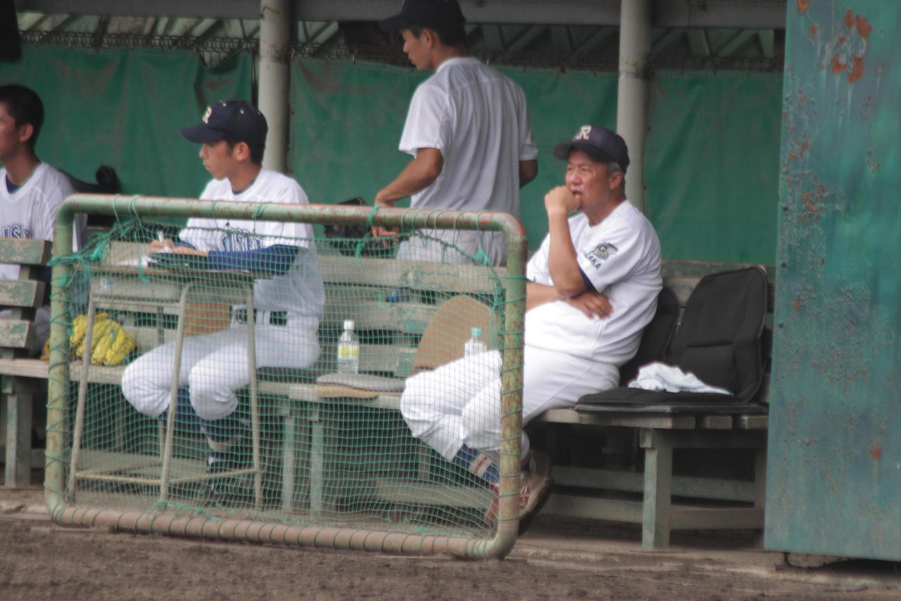 履正社・岡田龍生監督はベンチで高知・森木の投球練習をチェックした