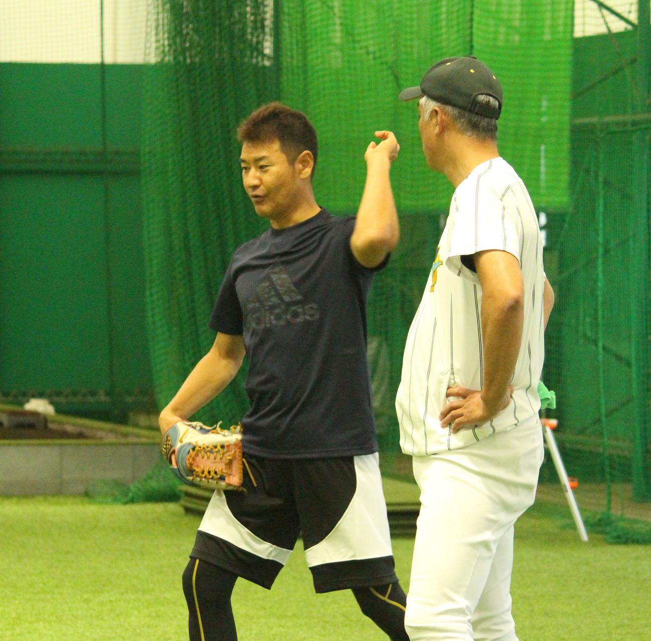 駒大同期の昌平・黒坂監督（右）と話す高橋氏（左）（撮影・保坂恭子）