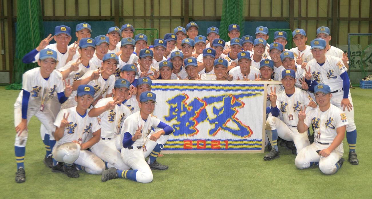 父母から贈られた千羽鶴の前で夏15連覇を誓う聖光学院の選手たち（撮影・佐藤究）