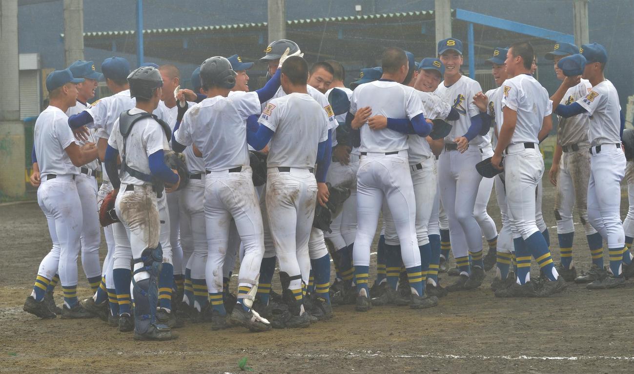 試合後、涙ながらに抱き合う聖光学院ナイン（撮影・佐藤究）