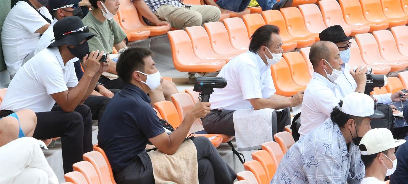 神村学園対吹上　スピードガンを構え、神村学園・泰を視察するプロのスカウト陣（撮影・菊川光一）