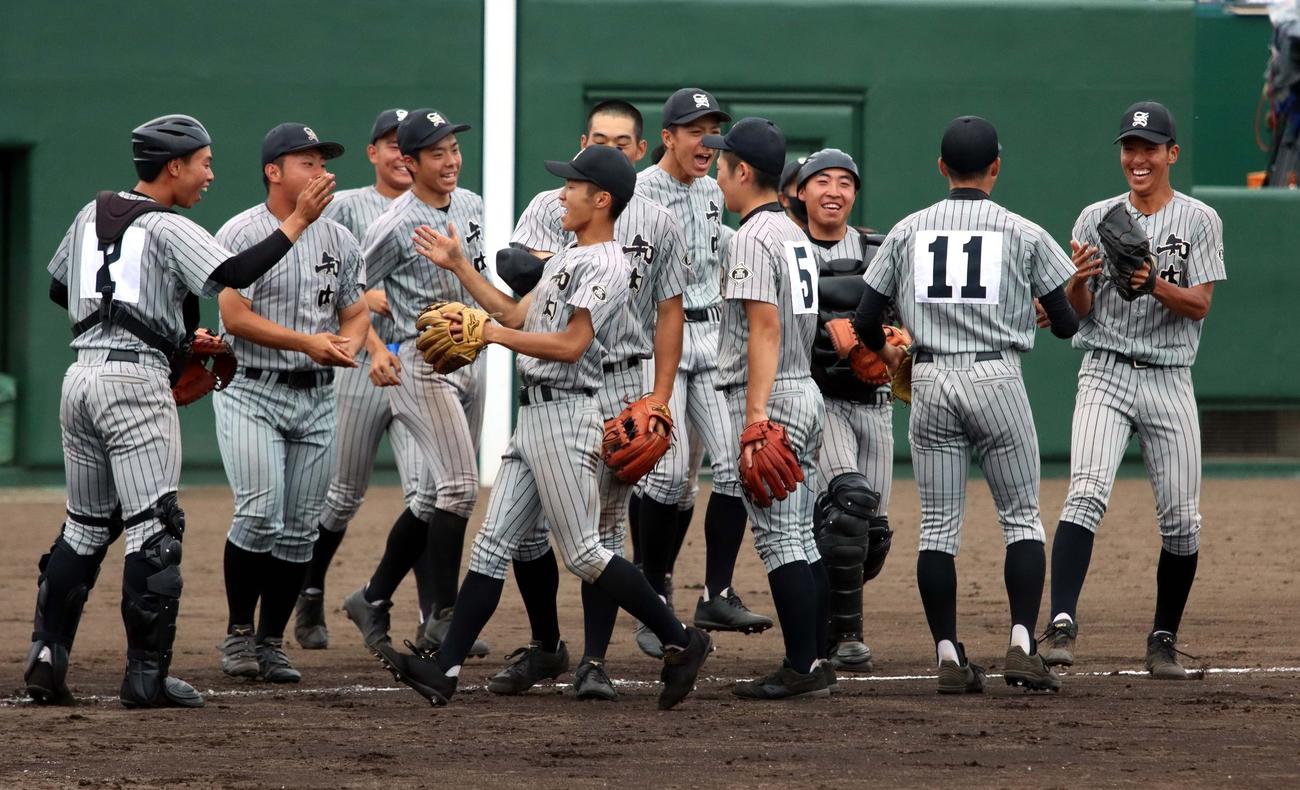 知内対函館中部　延長13回タイブレークで勝利し喜ぶ知内の選手たち（撮影・永野高輔）