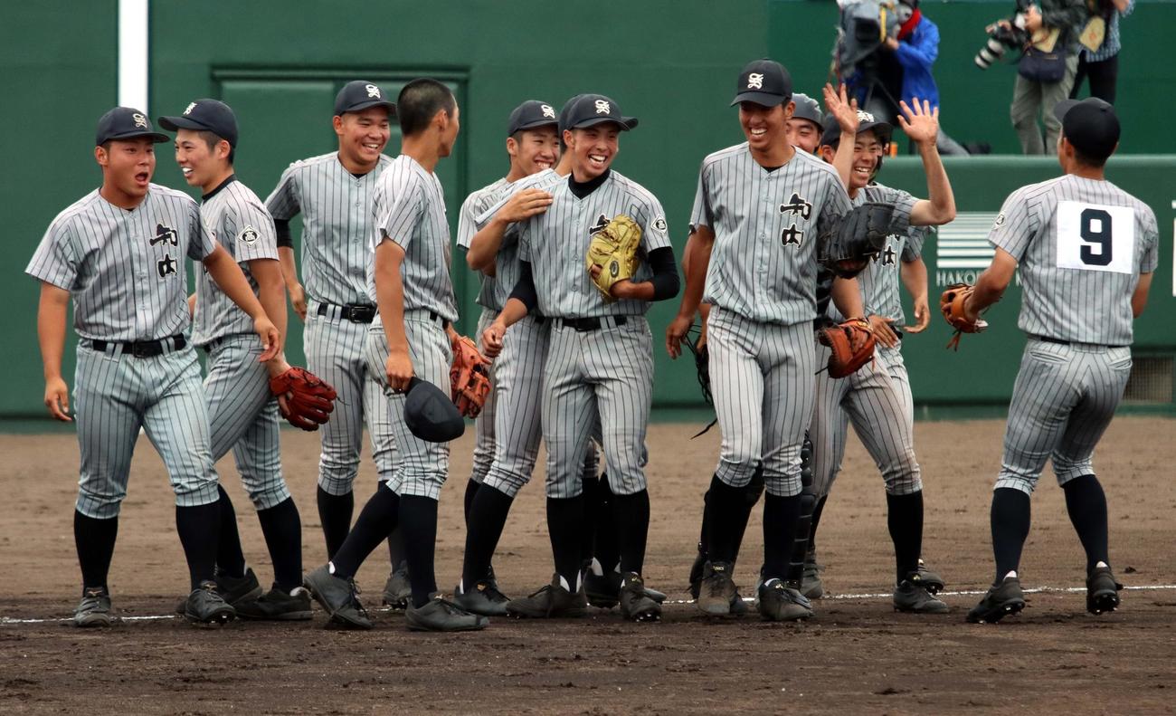 知内対函館中部　延長13回タイブレークで勝利し喜ぶ知内の選手たち（撮影・永野高輔）