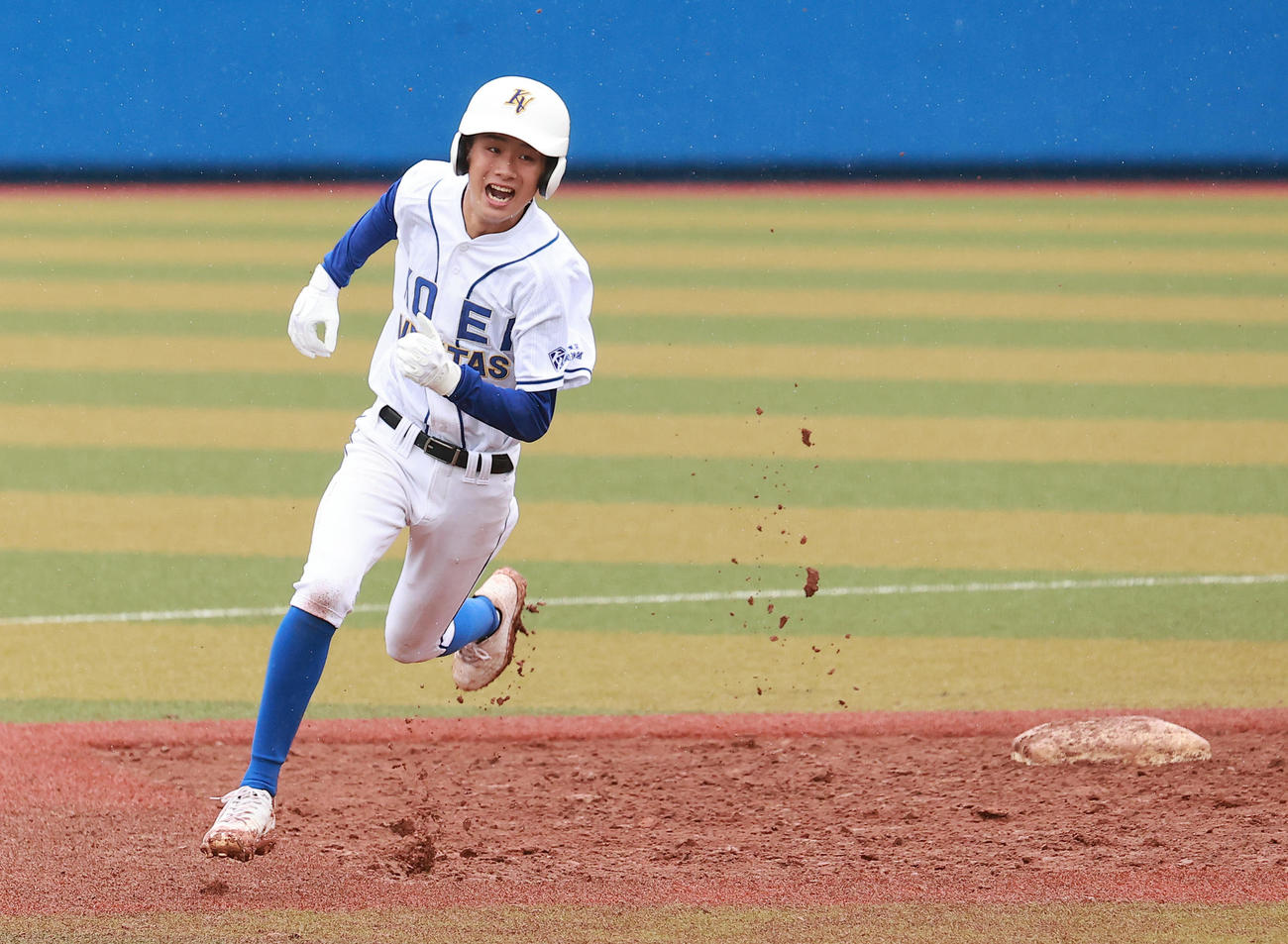 全国高校野球選手権千葉大会　光英VERITAS対国府台　12回表光英VERITAS1死一、三塁、右中間適時三塁打を放つ高橋流（撮影・野上伸悟）