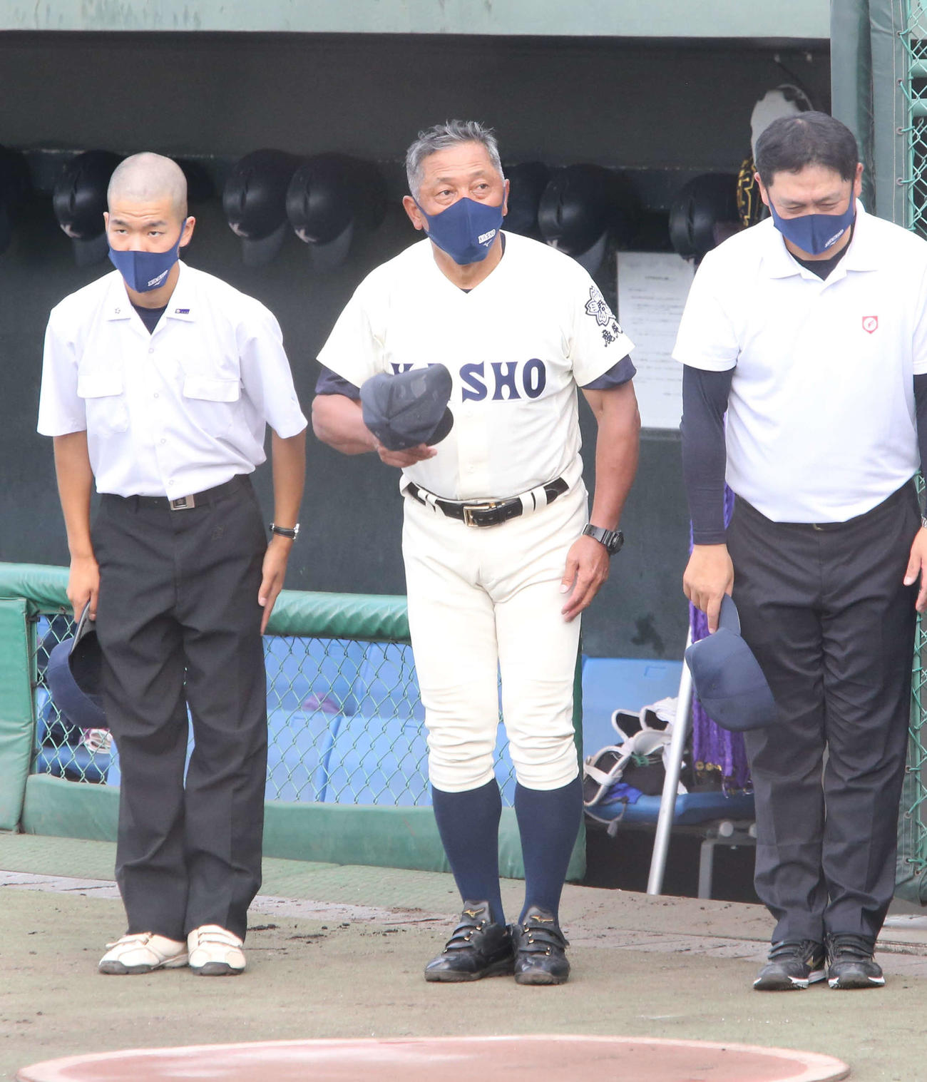 明桜館対鹿児島商　試合前に整列する鹿児島商・横田監督（中央）（撮影・菊川光一）