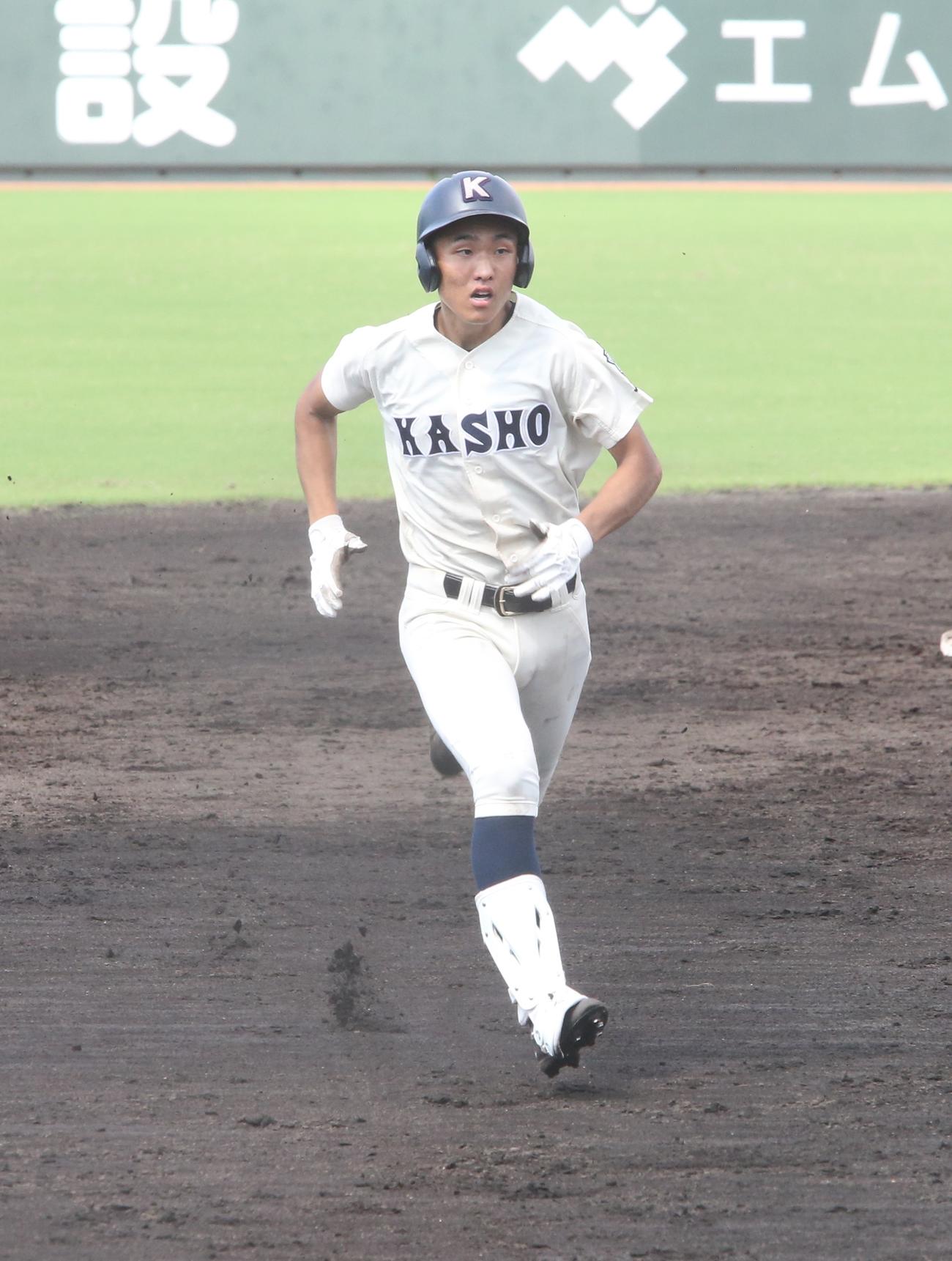 明桜館対鹿児島商　3回裏鹿児島商2死一塁、右越え適時三塁打で三塁へ走る代打・四元（撮影・菊川光一）