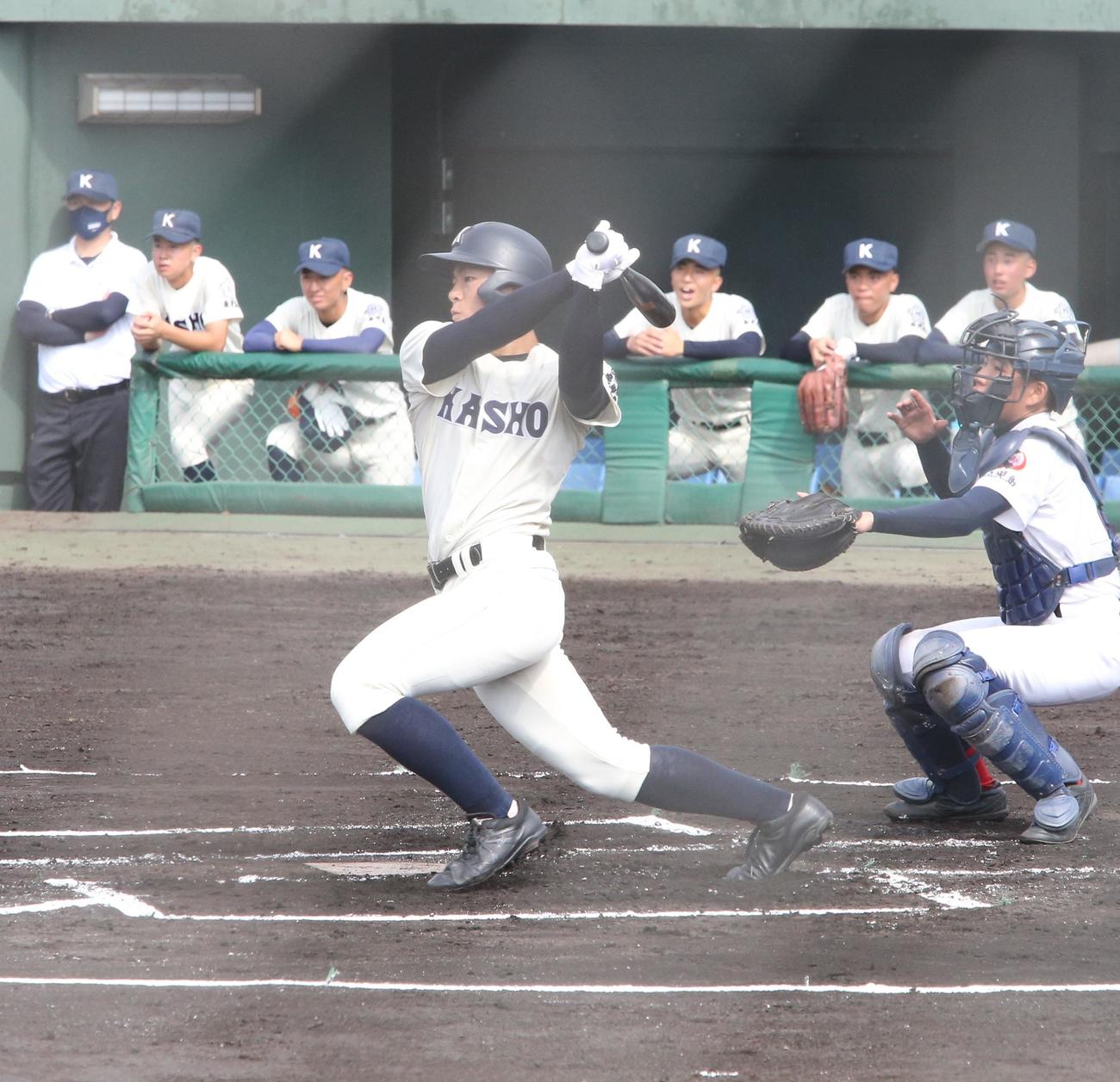 明桜館対鹿児島商　1回鹿児島商2死一、三塁、左前適時打を放つ斉藤（撮影・菊川光一）