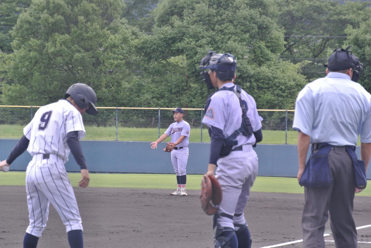 富士見の坂倉右恭一塁手（3年）は、いずれも1年生の二塁、遊撃、三塁にリラックスするように声をかけ続けた（撮影井上真）