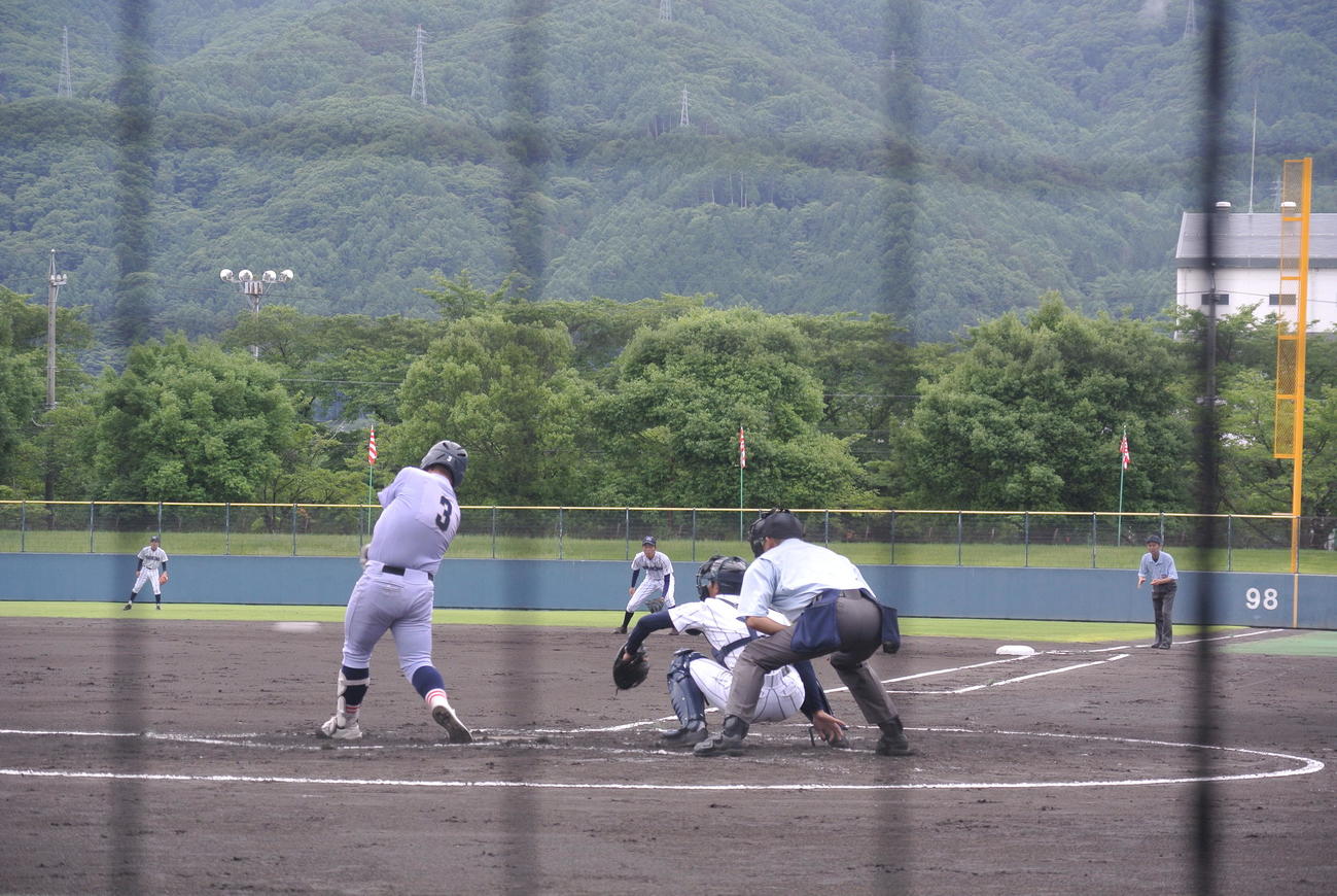 富士見の坂倉右恭一塁手（3年）は1点を追う2回表、左前打を放ち出塁（撮影・井上真）