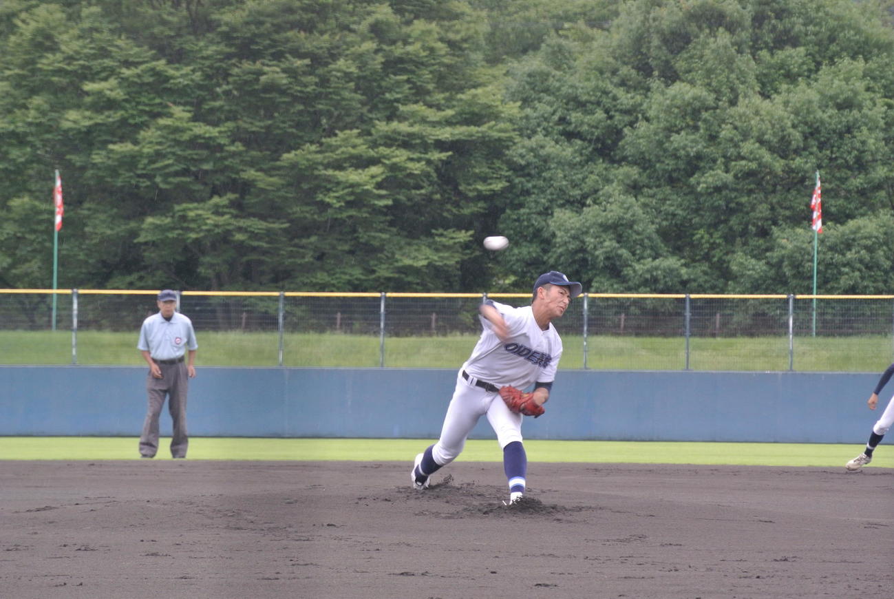 飯田OIDE長姫の先発松下秀（3年）は4回を投げ8連続を含む10奪三振で下高井農林を1安打1失点に抑えた（撮影井上真）