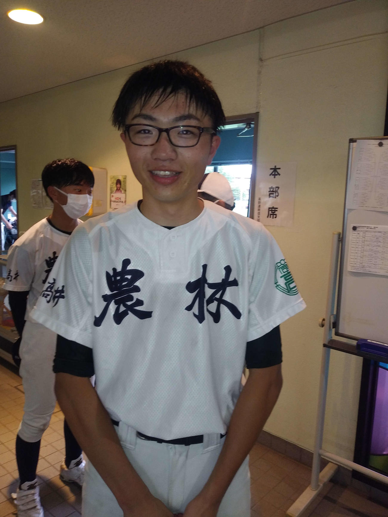 飯田OIDE長姫に5回コールドで大敗を喫したが、公式戦初ヒットを奪った高島はさわやかな笑顔
