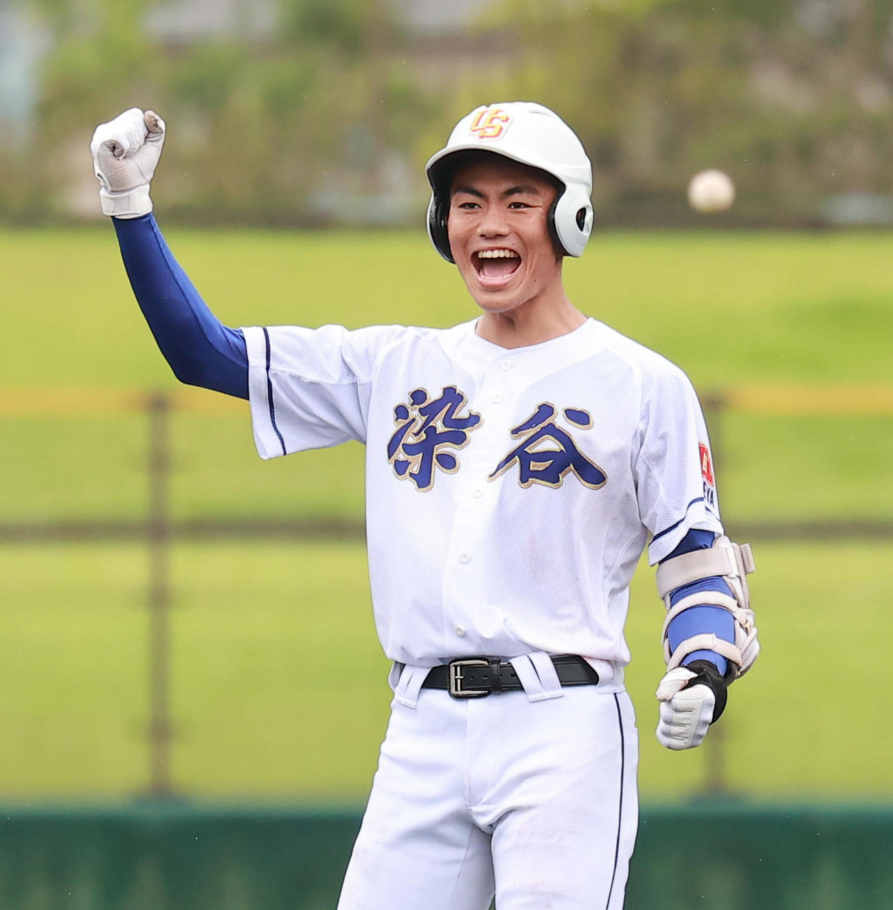上田対上田染谷丘　1回裏上田染谷丘無死、中二塁打を放ちガッツポーズの小林頌（撮影・野上伸悟）