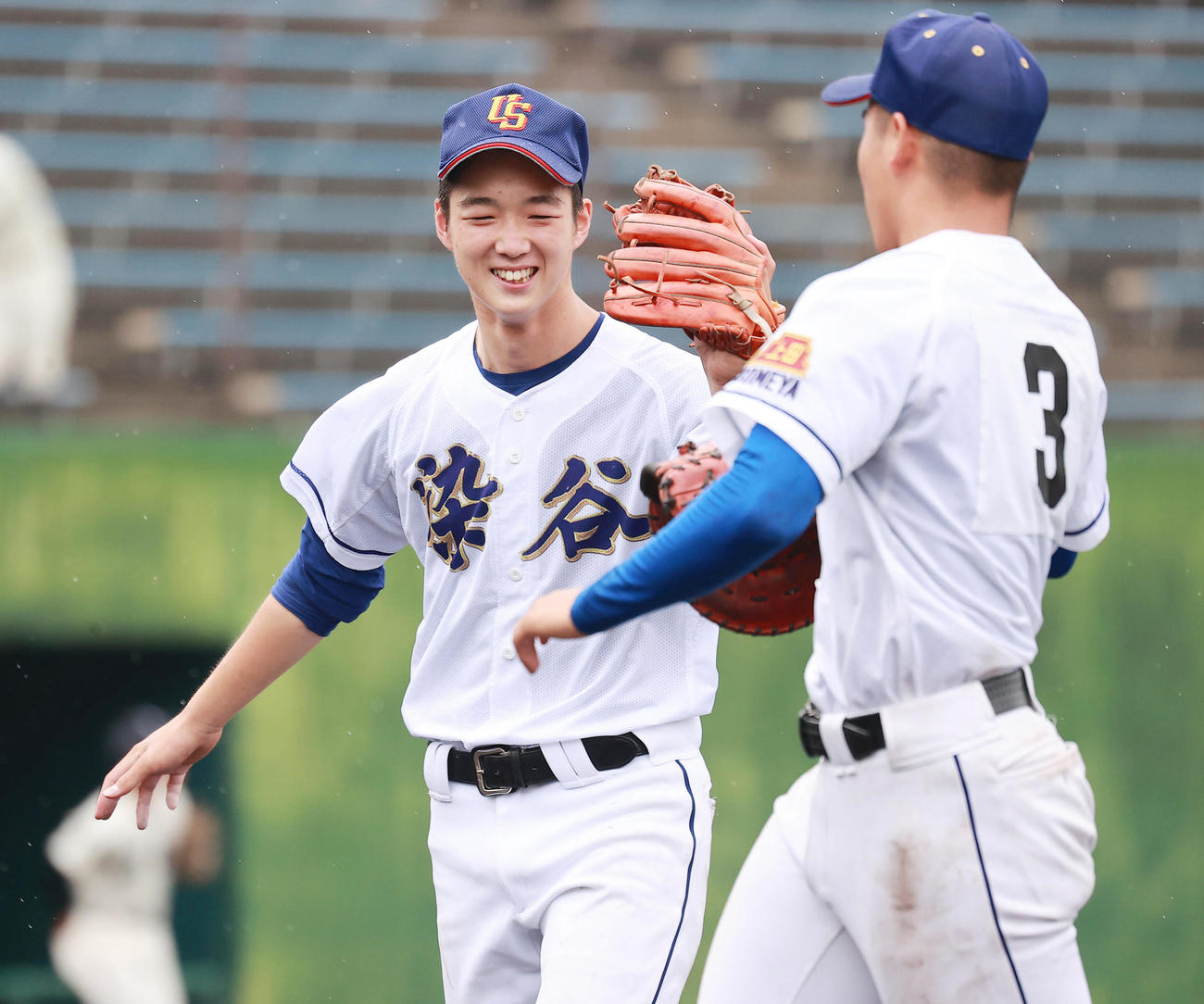上田対上田染谷丘　1回表を無失点で終え、笑顔でベンチに戻る上田染谷丘・市河（撮影・野上伸悟）