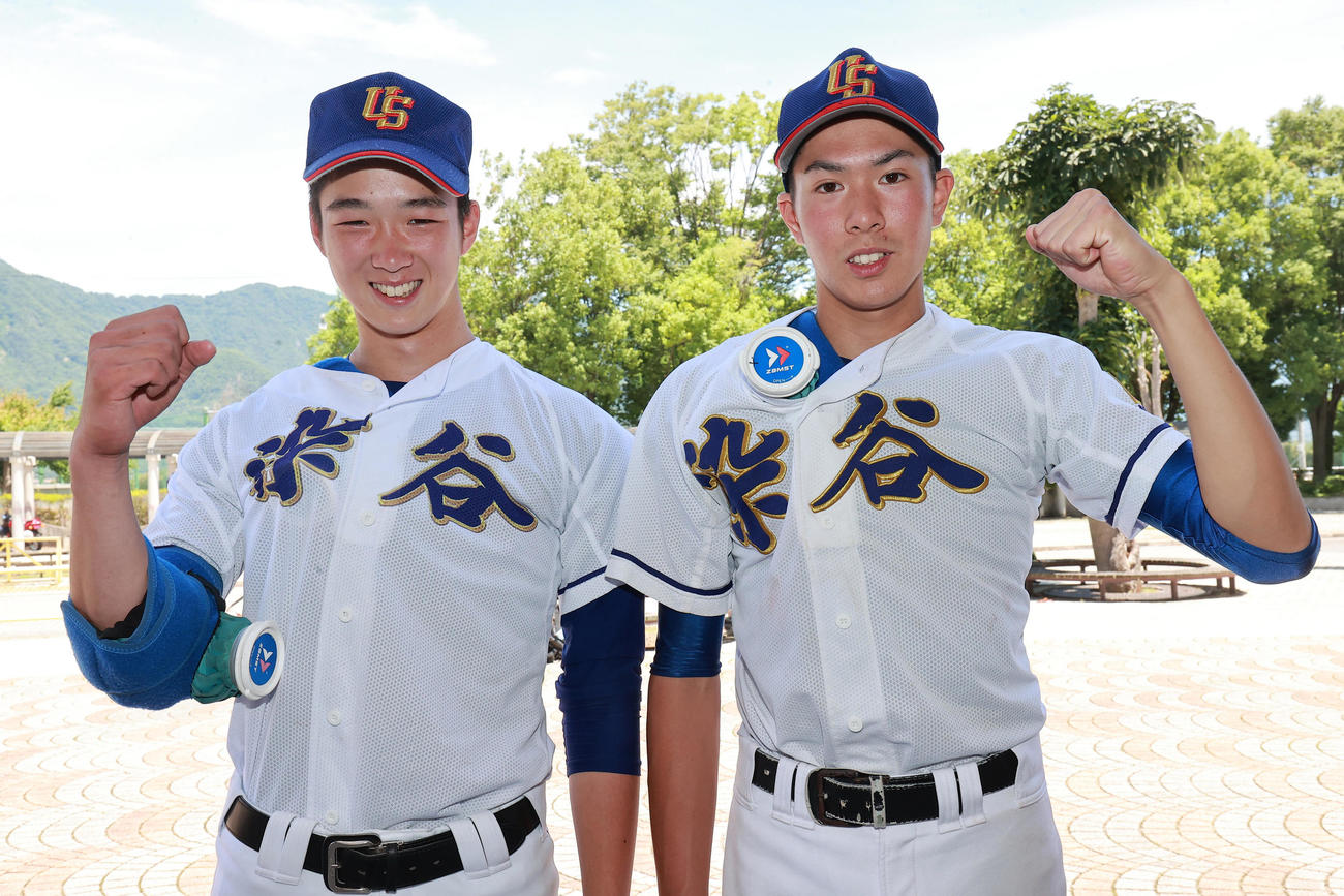 上田対上田染谷丘　2－1で勝利し笑顔でガッツポーズの上田染谷丘先発の市河（左）と2番手の戸田（撮影・野上伸悟）