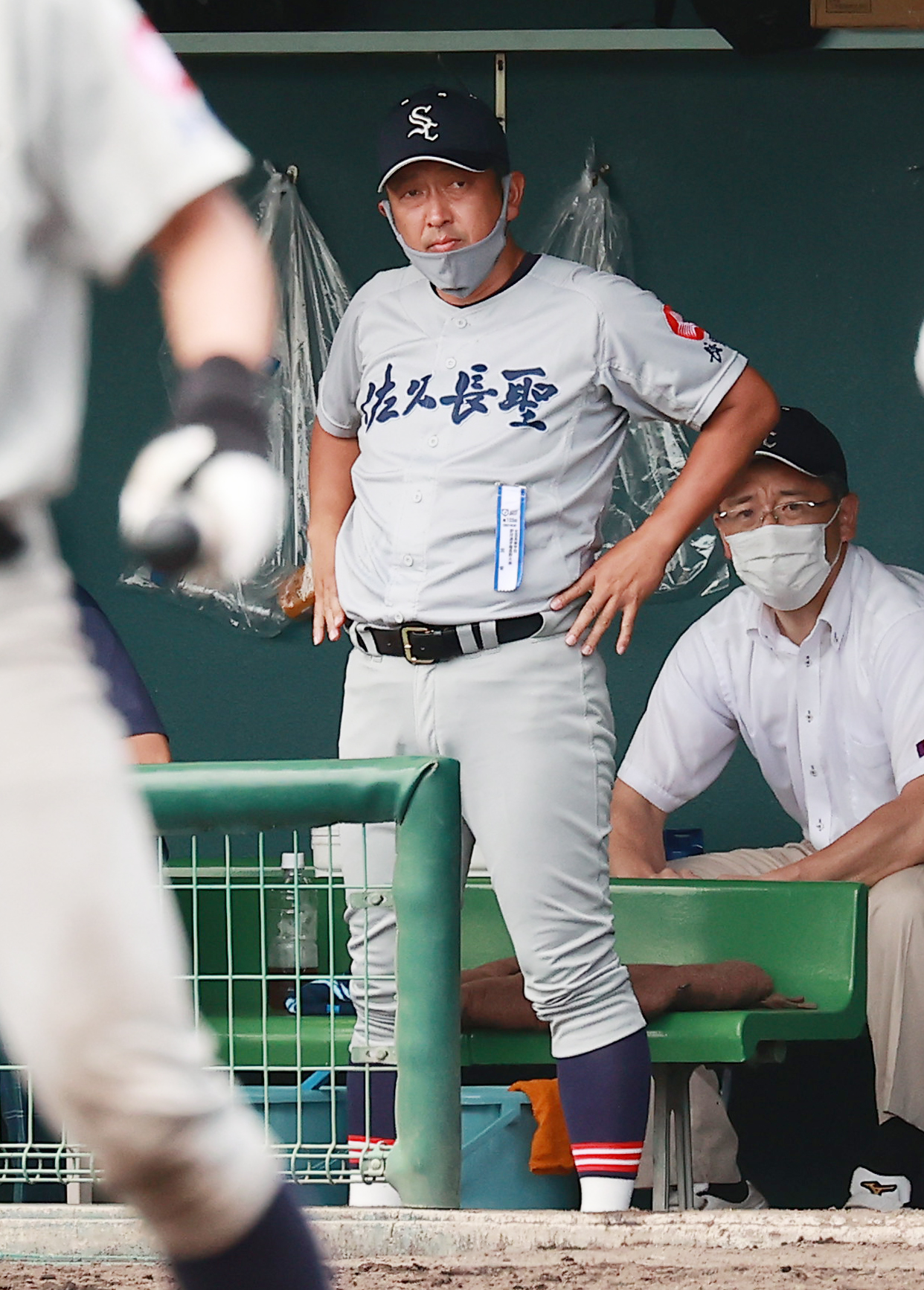 飯山対佐久長聖　試合を見つめる佐久長聖・藤原監督（撮影・野上伸悟）