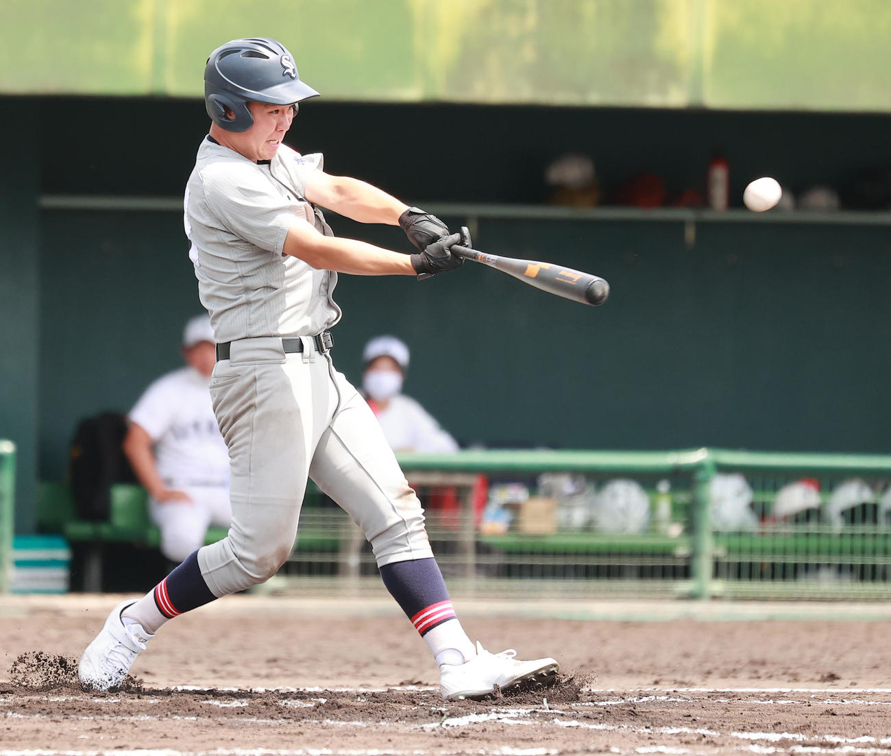 飯山対佐久長聖　6回裏佐久長聖1死二塁、左越え2点本塁打を放ちコールド勝ちを決める良元（撮影・野上伸悟）