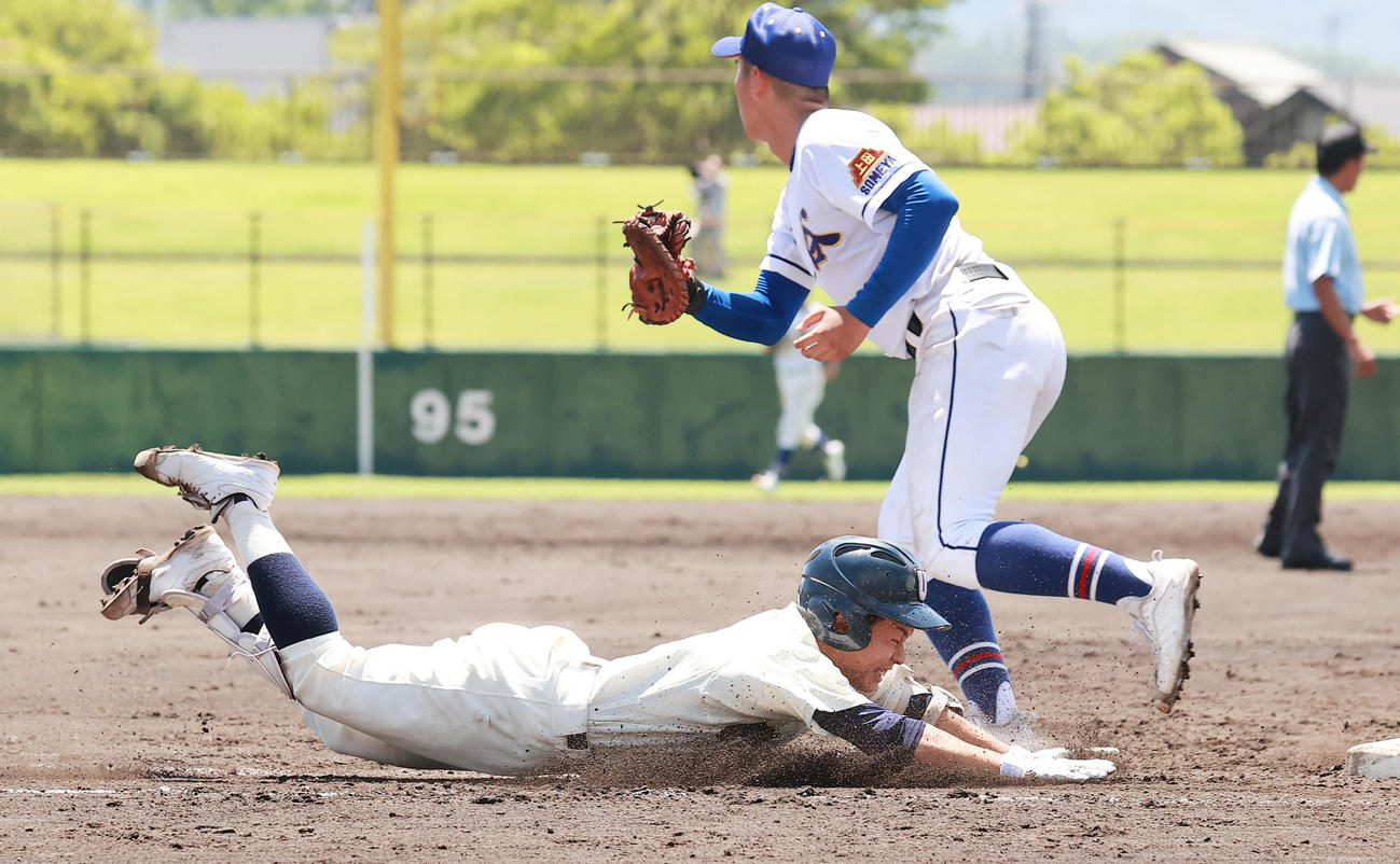 上田対上田染谷丘　9回表上田1死一、二塁、投前犠打で一塁にヘッドスライディングする奥村（撮影・野上伸悟）