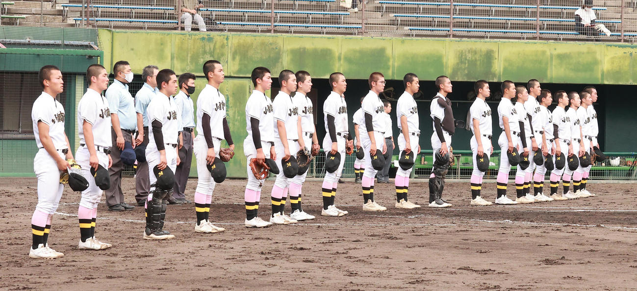 中野立志舘対小諸商　5－4で勝利し、校歌を聞く小諸商の選手たち（撮影・野上伸悟）