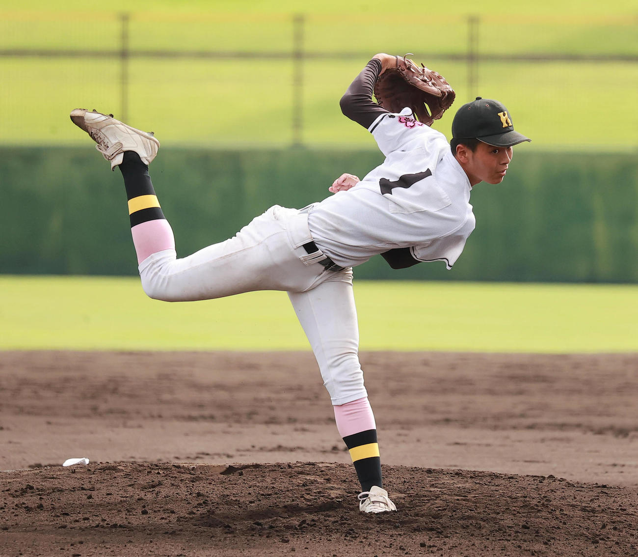 中野立志舘対小諸商　力投する小諸商・青柳（撮影・野上伸悟）
