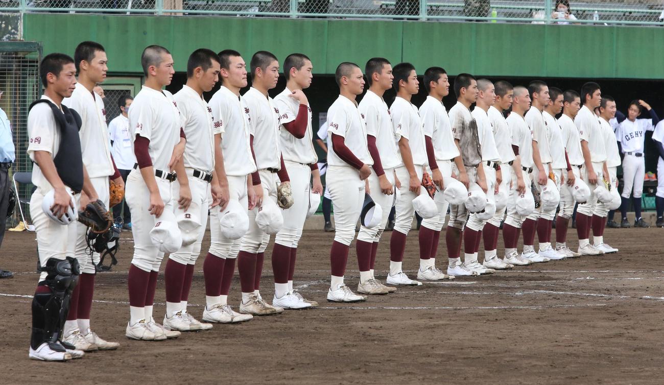 福岡大大濠対玄洋　快勝し校歌演奏を聞く福岡大大濠の選手ら（撮影・菊川光一）