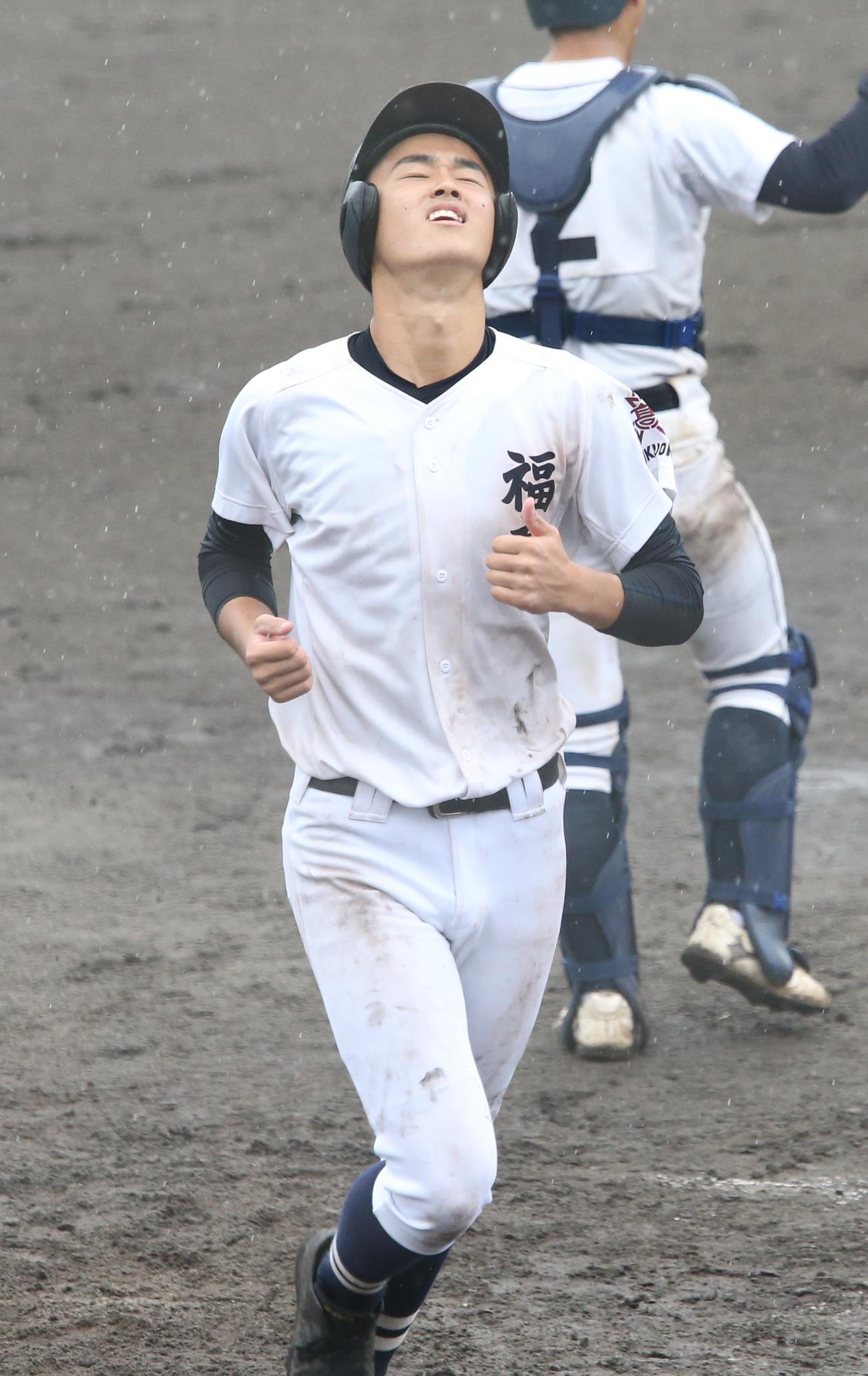筑紫台対福岡　9回裏福岡2死二、三塁、二ゴロで試合終了となり、ガックリする三塁走者の井崎燦志郎投手（撮影・菊川光一）