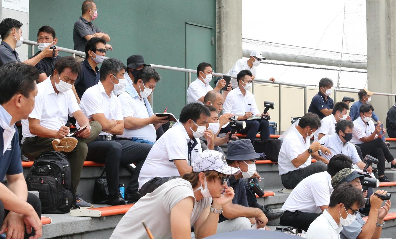 筑紫台対福岡　福岡のエース井崎燦志郎には10球団24人のスカウトが集結した（撮影・菊川光一）