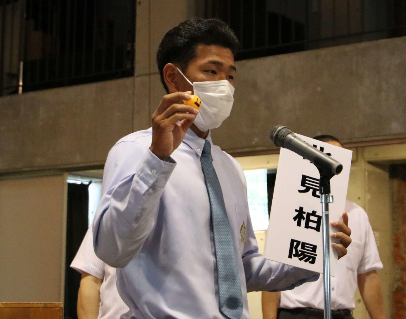 抽選に臨んだ北見柏陽の荒主将（撮影・山崎純一）
