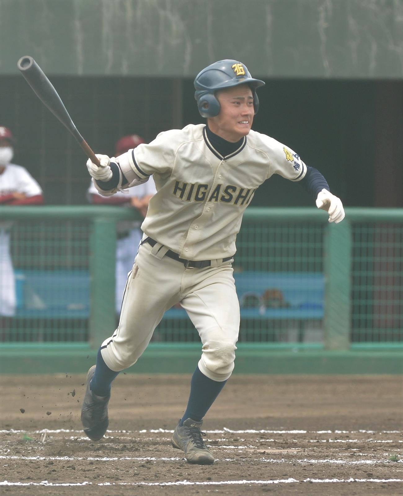 4回、右越え適時二塁打を放つ福島東・鈴木征