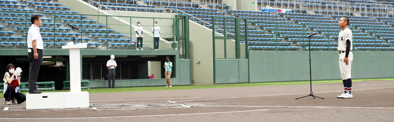 選手宣誓をする宇都宮北・多田出主将（撮影・関根直人）